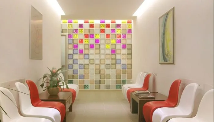 Ferah klinik bekleme alanı